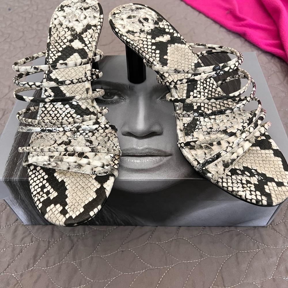 Jennifer lopez Radinka black white snake sandal sz 9 brand new in box